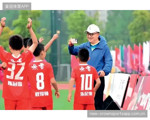 球星亲赴青训营指导，孩子们崇拜到不行